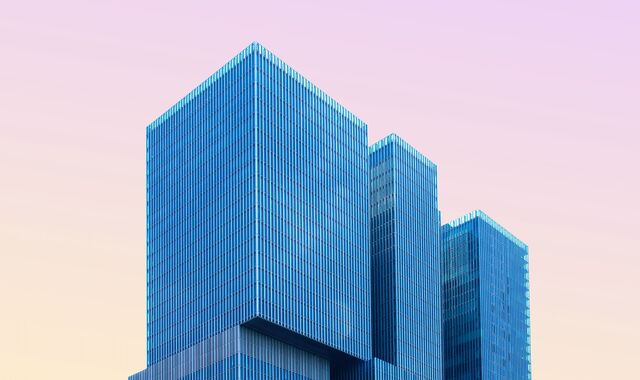 Moderne Architektur vor rosa Himmel